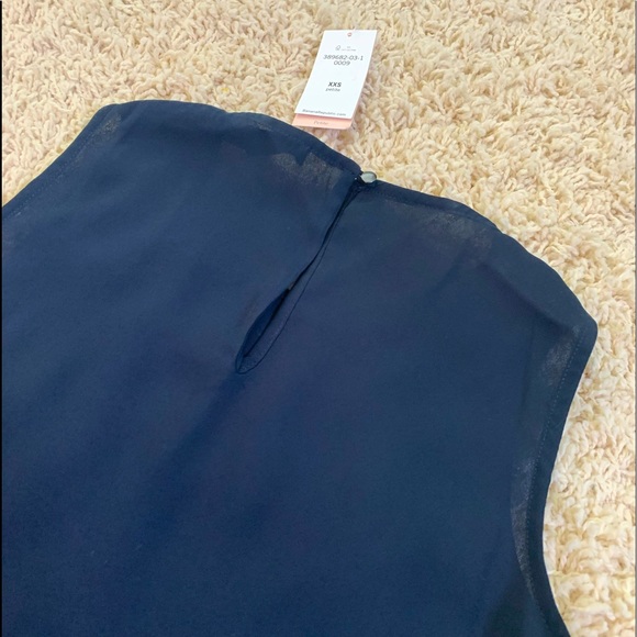 Banana Republic Blouse w/fabric scalloped in front - Picture 3 of 3